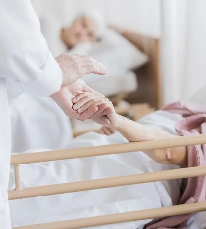 woman-holding-doctors-hand-KLKVX3G woman-holding-doctors-hand-KLKVX3G